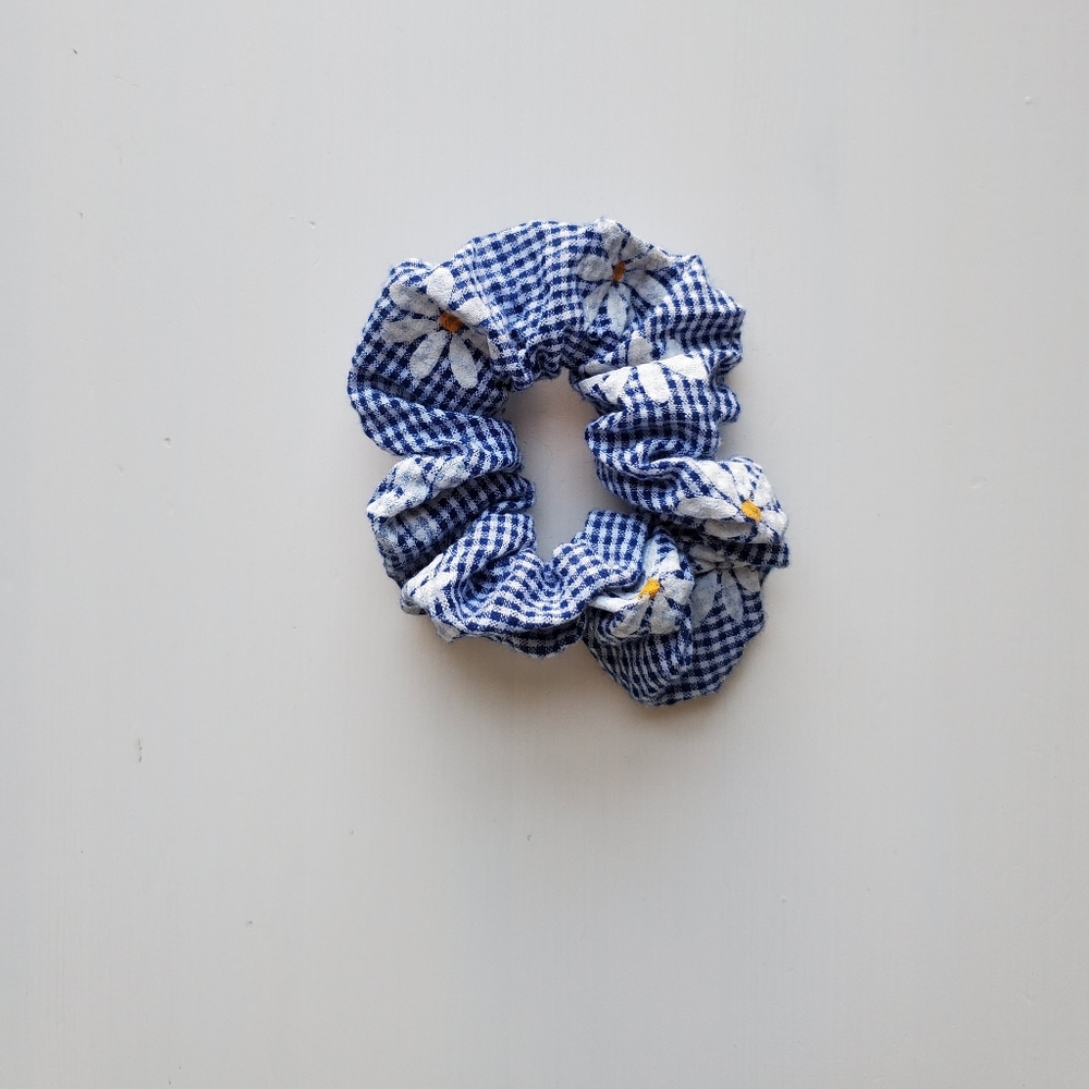Blue daisy scrunchie